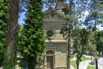 Hauptportal der Pilgerkirche Maria dei Miracoli in Castel Rigone