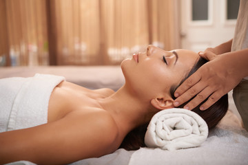 Obraz na płótnie Canvas Relaxing head massage