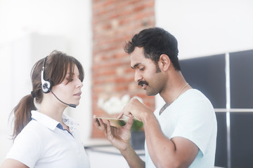 Büromitarbeiter Paar mit bluetooth Headset in Büro