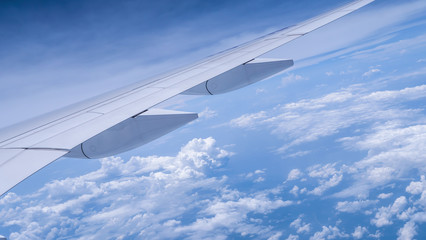 Obraz premium Wing of airplane fly over blue sky 5