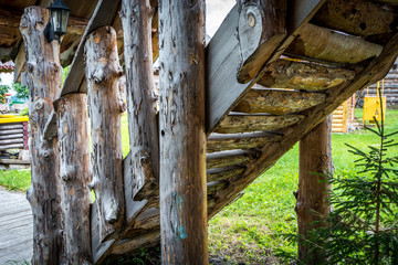 Ascending ladder for ascent and descent