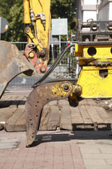 Bagger mit Greifzange und Bagerschaufel