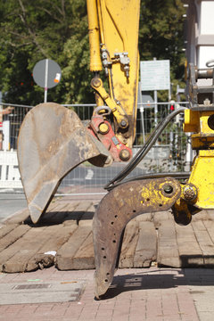 Bagger mit Greifzange und Bagerschaufel