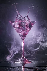 Crédence de cuisine en verre imprimé Cocktail éclaboussures de martini cocktail isolé dans un fond gris fumé