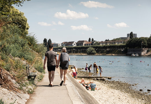 Jeune couple marchant le long du Rhin à Bâle