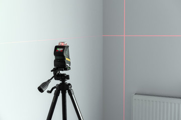 Laser spirit level during finishing works in flat.