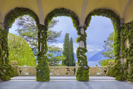 Blick vom Park der Villa del Balbaniello auf den Comer See
