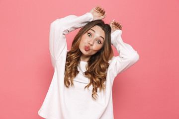 Naklejka premium Portrait of a lovely young casual girl showing
