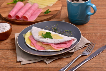 Tapioca filled with cheese and ham slices