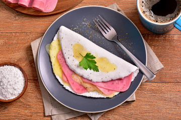 Tapioca filled with cheese and ham slices