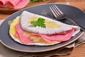 Tapioca filled with cheese and ham slices