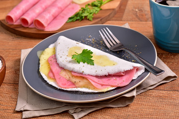 Tapioca filled with cheese and ham slices