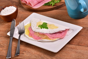 Tapioca filled with cheese and ham slices