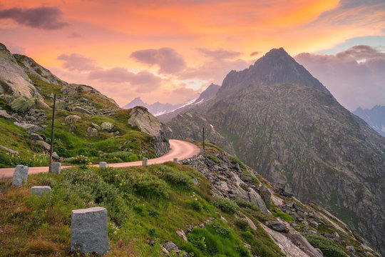 Abendstimmung an der Oberaar-Panoramastra&szlig;e, Schweiz