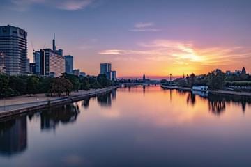 Fototapeta premium Sonnenaufgang in Frankfurt am Main