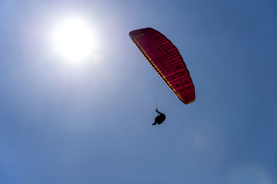 Parapendio nel sole