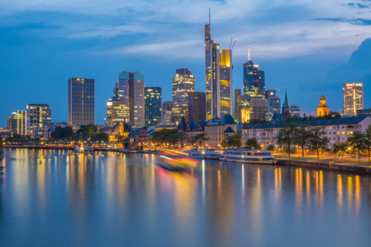 Frankfurt am Main - Skyline w&auml;hrend der Blauen Stunde