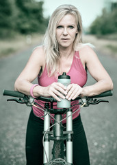 Fototapeta na wymiar Frau mit Mountainbike im Wald unterwegs