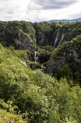 Fototapeta na wymiar Croazia, 28/06/2018: cascate nel Parco Nazionale dei Laghi di Plitvice, uno dei parchi più antichi dello stato, nella zona montuosa carsica della Croazia centrale al confine con la Bosnia Erzegovina