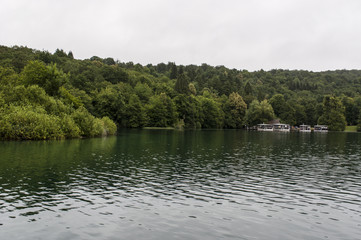 Croazia, 28/06/2018: barche turistiche sul lago nel Parco Nazionale dei Laghi di Plitvice, uno dei...