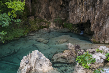 Fototapeta na wymiar roazia, 28/06/2018: rocce, grotte e lago nel Parco Nazionale dei Laghi di Plitvice, uno dei parchi più antichi dello Stato al confine con la Bosnia Erzegovina