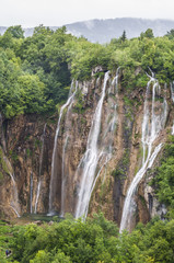 Fototapeta na wymiar Croazia, 28/06/2018: cascate nel Parco nazionale dei laghi di Plitvice, uno dei parchi più antichi dello Stato, nella zona montuosa carsica della Croazia centrale al confine con la Bosnia Erzegovina