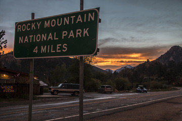 Rocky Mountain National Park Schild vor Sonnenuntergang