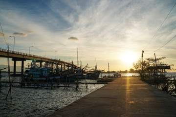 Obraz premium fishing boats at the port, bridge, thailand 