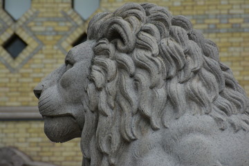 Löwe vor dem Parlamentsgebäude in Oslo