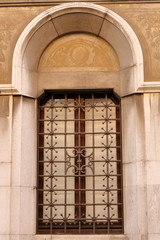 Fototapeta na wymiar antica finestra con inferriata ferro battuto Como, Italia