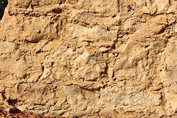 alte verputze steinwand bei sonnenlicht textur