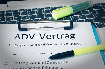 klemmbrett mit einem Vertrag und Aufschrift in deutsch ADV-Vertrag in english ADV-Vertrag und...