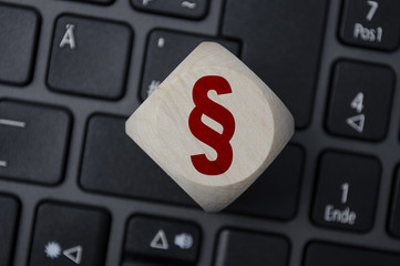 Würfel auf Tastatur mit Internetrecht Recht Onlinerecht