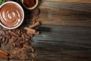 Melting chocolate  or melted chocolate with a chocolate swirl. Many stack and chips with powder.