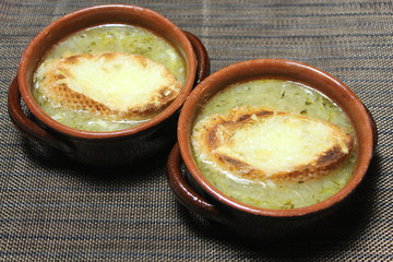 Französische Zwiebelsuppe mit Käse Überbacken
