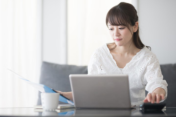 パソコン・女性・ソファ