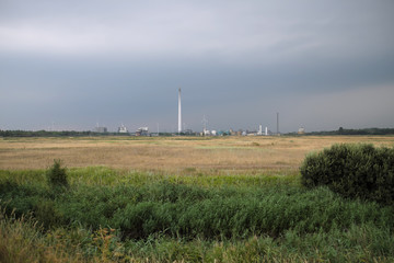 Industrieanlagen an der Nordseeküste bei Wilhelmshaven - Stockfoto