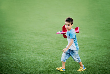 Fototapeta premium Boy playing with a plane