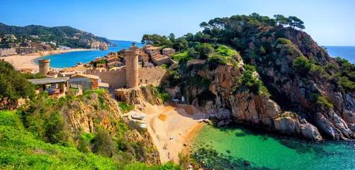 Fotobehang Tossa de Mar, zandstrand en oude stadsmuren, Catalonië, Spanje © Boris Stroujko