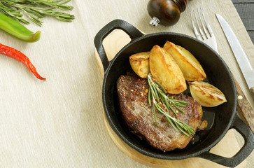 A roasted piece of meat on a cast iron frying pan.