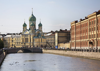 Naklejka premium Church of St. Isidore and Mogilev bridge over Griboedov canal in Saint Petersburg. Russia