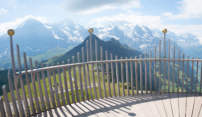 Blick aus der Aussichtsplattform am Männlichen auf die Berge, Berner Oberland