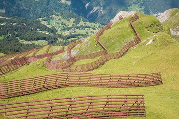 Schutzgitter Verbauung auf dem Berghang, gegen die Lawinengefahr