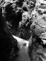 Tiefe enge Schlucht mit Wildwasser in der Breitachklamm im Sommer bei Sonnenschein in Tiefenbach...