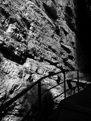 Solides Geländer am Abgrund der Schlucht in der Breitachklamm am Kleinwalsertal in Tiefenbach bei...