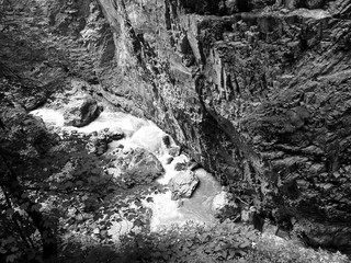 Tiefe Schlucht mit Wildwasser in der Breitachklamm in Tiefenbach am Kleinwalsertal bei Oberstdorf...