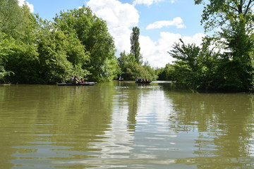 Promenade en barque sur les canaux du marais poitevin à Maillezais en Vendée.