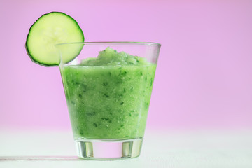 Gurke Shake grün und erfrischend im Glas. Getränk frisch zum Frühstück