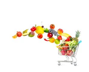 Poster Frisches Gemüse und Obst fliegen in einem überfüllten Einkaufswagen isoliert auf weißem Hintergrund © HappyRichStudio