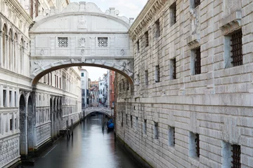 Foto auf Acrylglas Seufzerbrücke Seufzerbrücke am frühen Morgen, ruhiges Wasser in Venedig, Italien